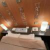 ホテル プレステージ(荒川区/ラブホテル)の写真『502号室　ベッド付近の照明リモコンと電話』by ターボー⤴️