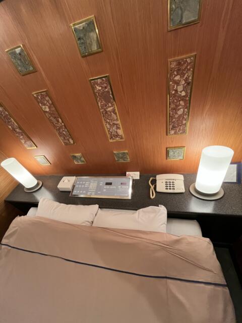 ホテル プレステージ(荒川区/ラブホテル)の写真『502号室　ベッド付近の照明リモコンと電話』by ターボー⤴️