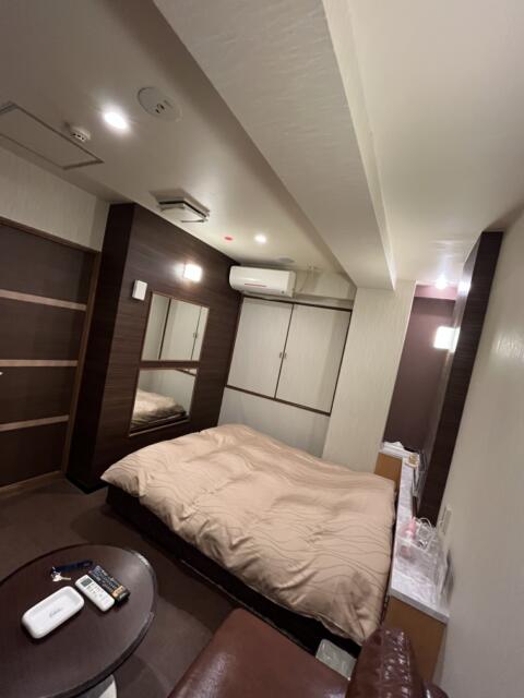 ホテルLALA33(豊島区/ラブホテル)の写真『302号室　部屋の奥ソファー側から見た室内』by ターボー⤴️