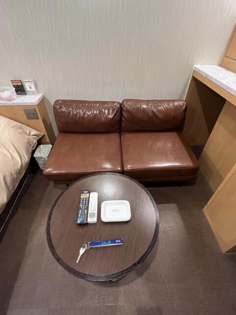 ホテルLALA33(豊島区/ラブホテル)の写真『302号室　丸テーブルとソファー』by ターボー⤴️