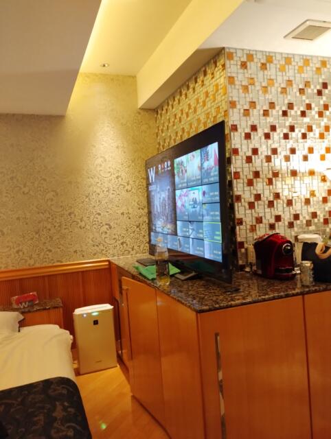 W-ARAMIS（アラミス）(新宿区/ラブホテル)の写真『307号室　TVとカプセル式コーヒーメーカー』by あいりん