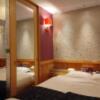 W-ARAMIS（アラミス）(新宿区/ラブホテル)の写真『307号室　居室　鏡張りの引き戸を開けるとガラス窓（採光はなし）』by あいりん