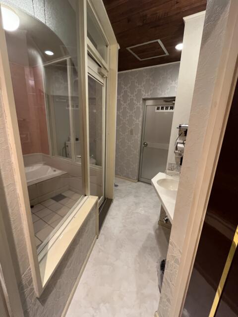 FASHION 2001 HOTEL(横浜市南区/ラブホテル)の写真『603号室　左に浴室とトイレ、右に洗面所』by ターボー⤴️