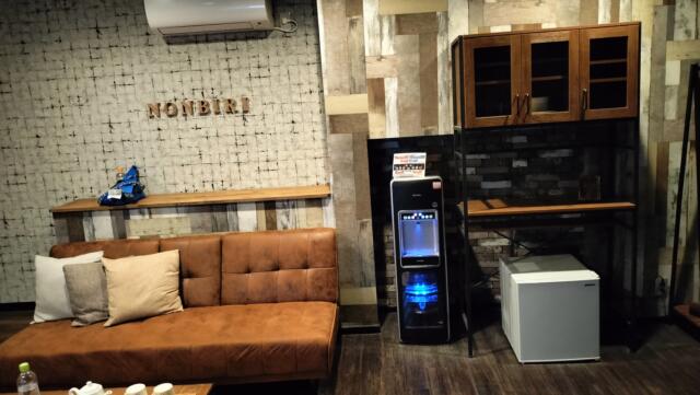 NONBIRI HOTEL(岐南町/ラブホテル)の写真『501号室、ソファとウォーターサーバー、冷蔵庫など』by カートゥーン