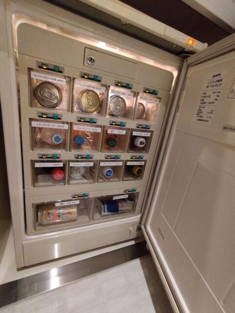 DESIGN HOTEL NOX(ノクス)(品川区/ラブホテル)の写真『301号室 ドリンクの販売冷蔵庫』by 最弱のネコ