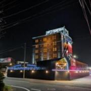 ホテル Liebe 岐阜(岐南町/ラブホテル)の写真『夜の外観』by キセキと呼ぶ他ない