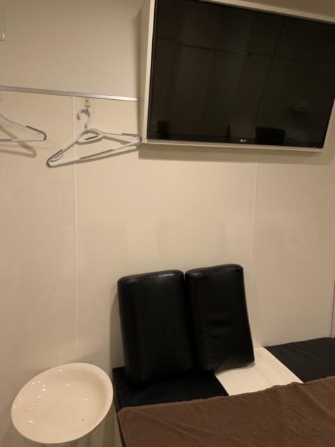 レンタルルーム ASTRO(港区/ラブホテル)の写真『402号室ベットの足側です。テレビとクッション（枕）があります。』by ゆうじい