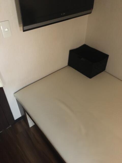 レンタルルームm2(大田区/ラブホテル)の写真『3号室　荷物かごとベッド』by ちげ