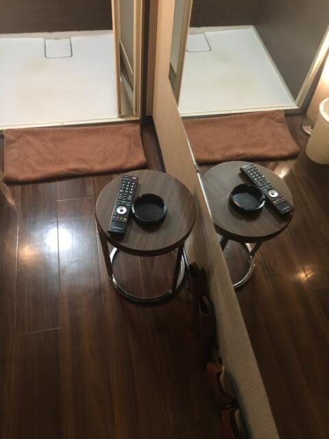 レンタルルームm2(大田区/ラブホテル)の写真『3号室　リモコンと小テーブル』by ちげ