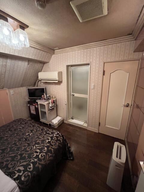 hotel SKY ROAD(豊島区/ラブホテル)の写真『407号室　ベッド側から見た浴室ドアとトイレのドア』by ターボー⤴️