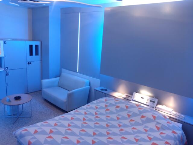 HOTEL R&K（アールアンドケー）(越谷市/ラブホテル)の写真『503号室　ベッドとソファ』by beat takeshi