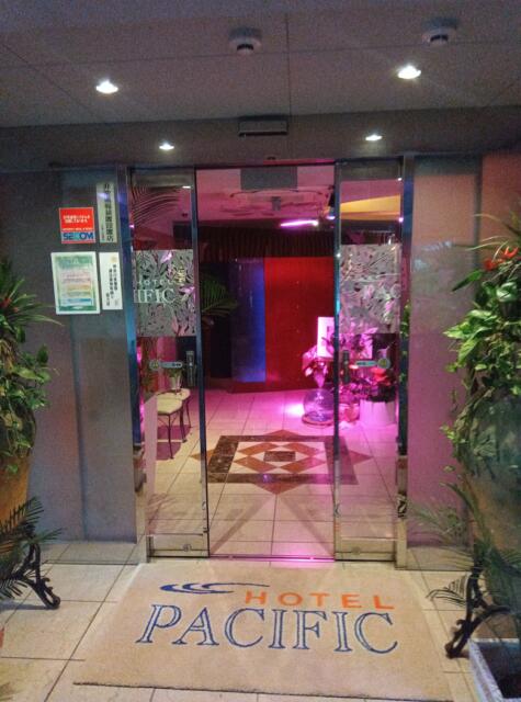 HOTEL PACIFIC(パシフィック)(茅ヶ崎市/ラブホテル)の写真『ホテルの入口です。(24,4)』by キジ