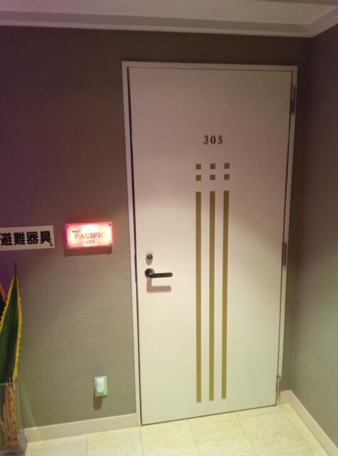 HOTEL PACIFIC(パシフィック)(茅ヶ崎市/ラブホテル)の写真『305号室、部屋の入口です。(24,4)』by キジ