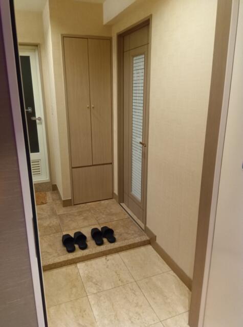 HOTEL PACIFIC(パシフィック)(茅ヶ崎市/ラブホテル)の写真『305号室、玄関です。(24,4)』by キジ