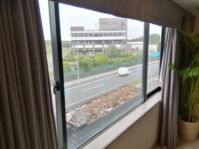 HOTEL PACIFIC(パシフィック)(茅ヶ崎市/ラブホテル)の写真『305号室、窓からの134号(24,4)』by キジ