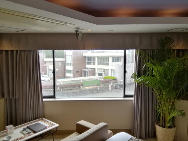 HOTEL PACIFIC(パシフィック)(茅ヶ崎市/ラブホテル)の写真『305号室、部屋の大きな窓です。(24,4)』by キジ
