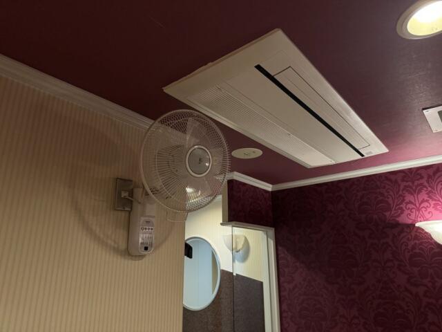ホテル　シュガー(台東区/ラブホテル)の写真『111号室 エアコン　扇風機』by ひこべえ