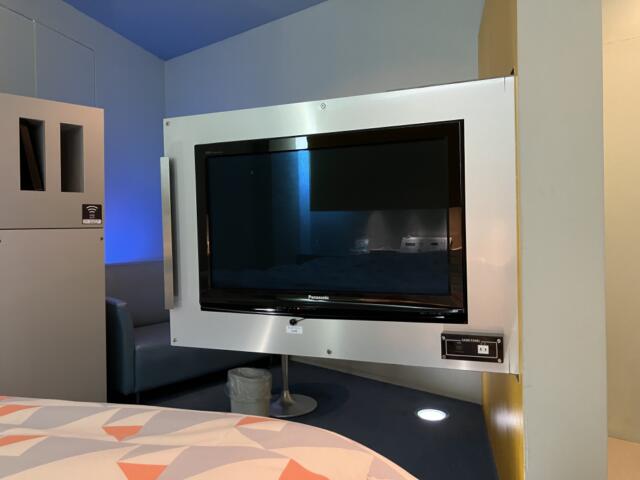 HOTEL R&K（アールアンドケー）(越谷市/ラブホテル)の写真『706号室（10）扉状に可動するテレビ』by サトナカ