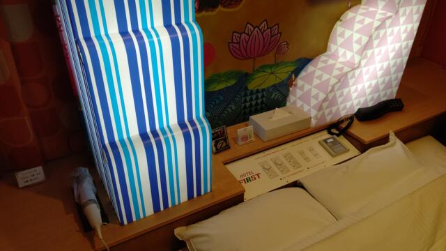 FIRST(ファースト)(池田市/ラブホテル)の写真『207号室、ベッド枕元＋電マ』by Sparkle