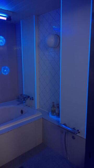 FIRST(ファースト)(池田市/ラブホテル)の写真『207号室、浴室ブラックライト点灯時』by Sparkle