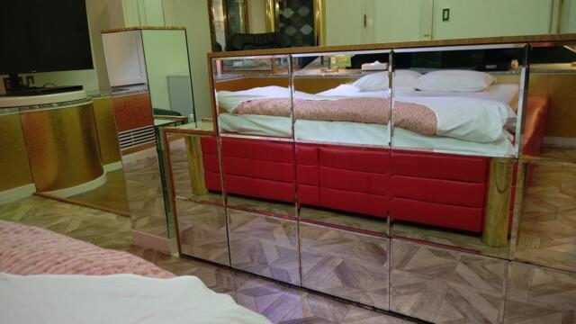 Q&P（キューアンドピー）(大阪市/ラブホテル)の写真『211号室、ベッド周り鏡③』by Sparkle