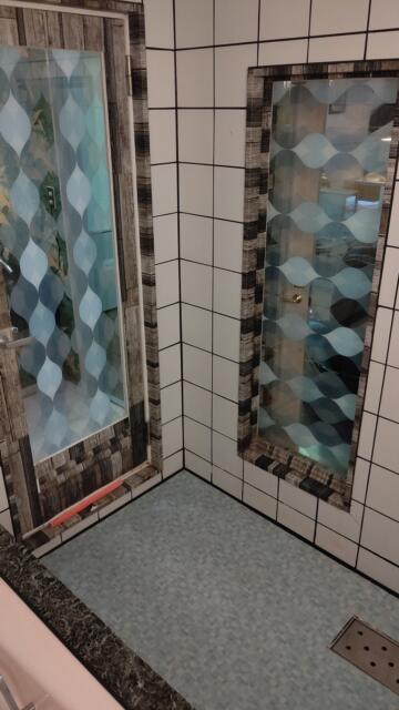 Q&P（キューアンドピー）(大阪市/ラブホテル)の写真『211号室、浴室洗い場と装飾ガラス窓』by Sparkle