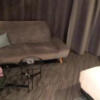 STARGATE HOTEL(スターゲート)(横浜市中区/ラブホテル)の写真『305号室、部屋概観。ソファーと右にベッド』by 春風拳