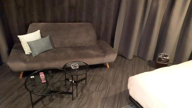 STARGATE HOTEL(スターゲート)(横浜市中区/ラブホテル)の写真『305号室、部屋概観。ソファーと右にベッド』by 春風拳
