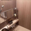 STARGATE HOTEL(スターゲート)(横浜市中区/ラブホテル)の写真『305号室、浴室。バスタブからシャワー。扉を臨む』by 春風拳