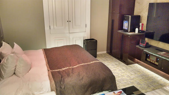 HOTEL K-NEXT(ケーネクスト)(さいたま市大宮区/ラブホテル)の写真『421号室 ベッド周辺（１）』by 午前３時のティッシュタイム