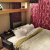 HOTEL GRANSKY（グランスカイ）(墨田区/ラブホテル)の写真『411号室 ベッド周辺（４）』by 午前３時のティッシュタイム