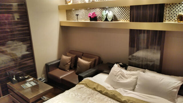 HOTEL GRANSKY（グランスカイ）(墨田区/ラブホテル)の写真『411号室 ベッド周辺（３）』by 午前３時のティッシュタイム