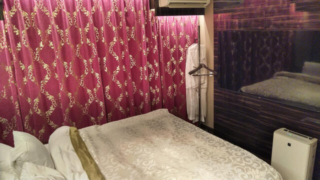 HOTEL GRANSKY（グランスカイ）(墨田区/ラブホテル)の写真『411号室 ベッド周辺（１）』by 午前３時のティッシュタイム