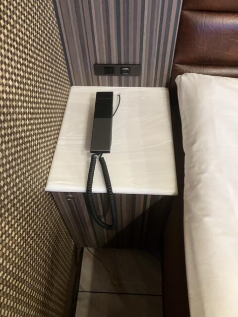 HOTEL BaliBali 鶯谷(台東区/ラブホテル)の写真『501号室　ベッド脇の電話機』by hireidenton
