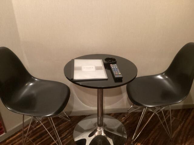 HOTEL CORE 池袋(豊島区/ラブホテル)の写真『501号室 テーブル、チェアー』by ACB48