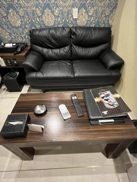 HOTEL GRANDE(川口市/ラブホテル)の写真『201号室　テーブルとソファー』by ターボー⤴️