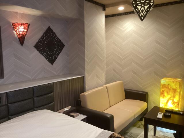 HOTEL BaliBali 鶯谷(台東区/ラブホテル)の写真『102号室 壁掛けTV側から見た室内』by ACB48