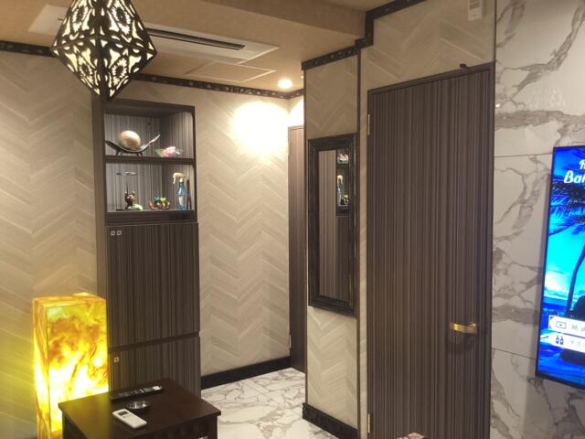 HOTEL BaliBali 鶯谷(台東区/ラブホテル)の写真『102号室 ベッドから見た室内』by ACB48