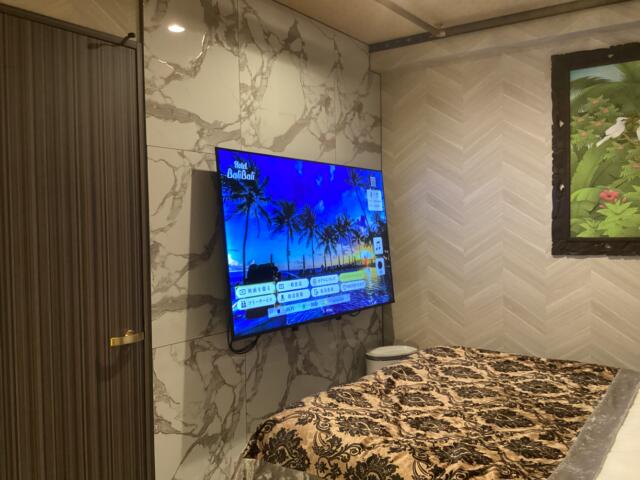 HOTEL BaliBali 鶯谷(台東区/ラブホテル)の写真『102号室 ソファから見た室内』by ACB48