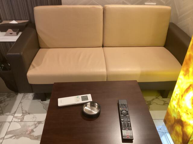 HOTEL BaliBali 鶯谷(台東区/ラブホテル)の写真『102号室 テーブル、ソファ』by ACB48