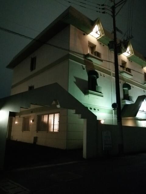 WENDY HOUSE （ウェンディハウス）(大牟田市/ラブホテル)の写真『夜の外観（入口）』by ボブオートン