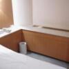 HOTEL SK PLAZA（エスケープラザ）(渋谷区/ラブホテル)の写真『402号室　ベッドサイドの据置型エアコン』by マーケンワン