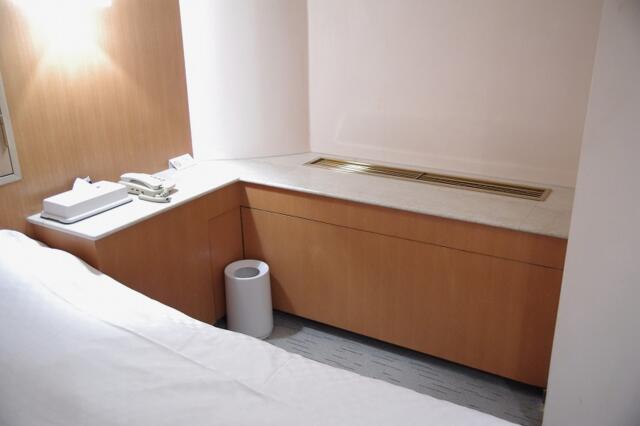 HOTEL SK PLAZA（エスケープラザ）(渋谷区/ラブホテル)の写真『402号室　ベッドサイドの据置型エアコン』by マーケンワン