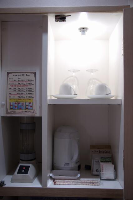HOTEL SK PLAZA（エスケープラザ）(渋谷区/ラブホテル)の写真『402号室　備品ラック上段(エアシューター・茶器類)』by マーケンワン