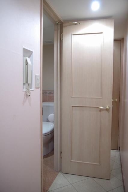 HOTEL SK PLAZA（エスケープラザ）(渋谷区/ラブホテル)の写真『402号室　洗面室入口』by マーケンワン