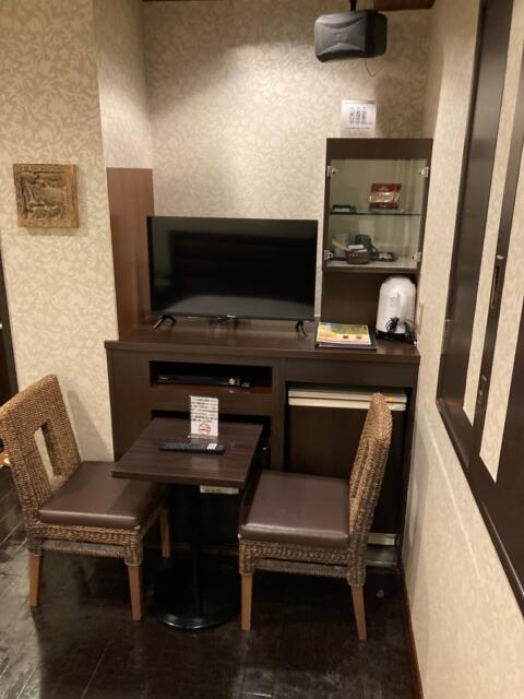 Asian P-Door(アジアンピードア)(台東区/ラブホテル)の写真『301号室　机と椅子・テレビ』by ワーカー