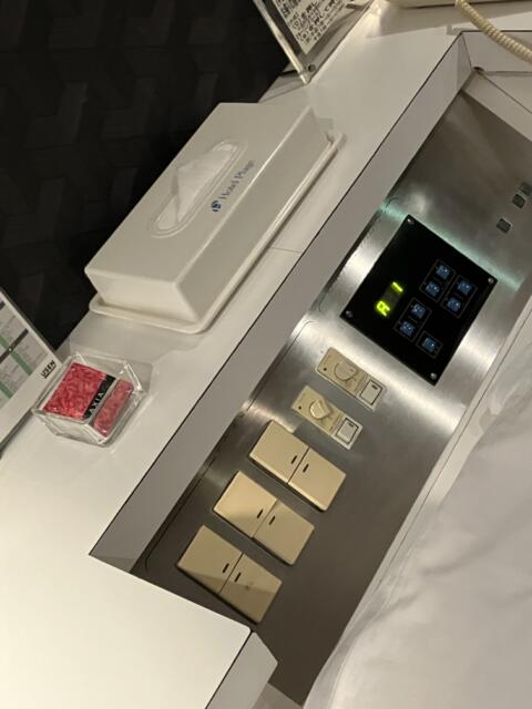 プラージュ(横浜市神奈川区/ラブホテル)の写真『403号室 ベッドサイド』by 92魔