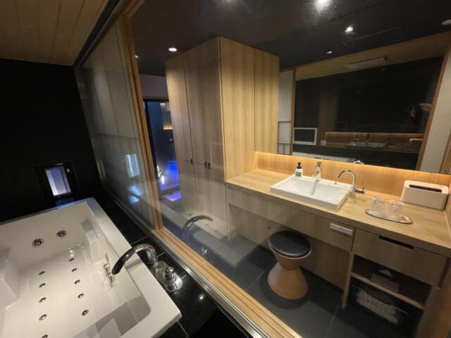 HOTEL SENSE(センス)(新宿区/ラブホテル)の写真『401号室　浴室と洗面』by ぴろりん