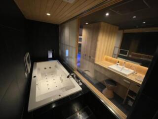 HOTEL SENSE(センス)(新宿区/ラブホテル)の写真『401号室　浴室　※浴槽は異様に縦長です』by ぴろりん