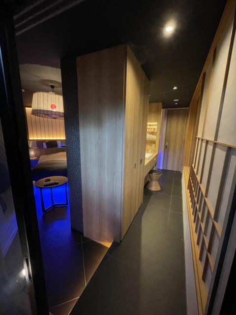 HOTEL SENSE(センス)(新宿区/ラブホテル)の写真『401号室　洗面台が部屋の中央にある面白い構造』by ぴろりん